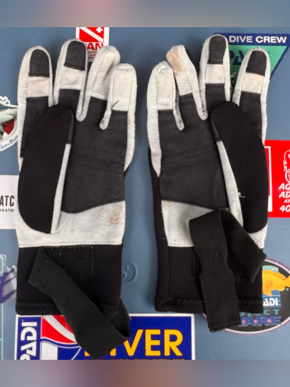 Mares Black and White Dive Gloves - Picture 2 of 6